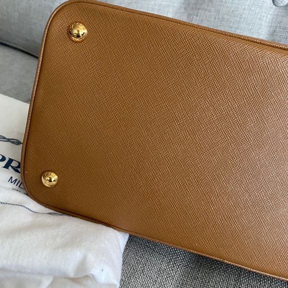 Authentic Prada Tote in Saffiano Lux. - Picture 7 of 15